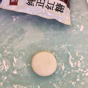 收口朝下，轻轻按扁。