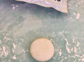 收口朝下，轻轻按扁。