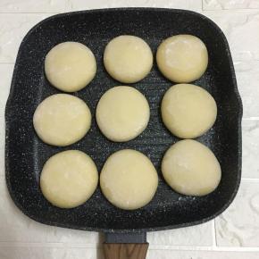 平底锅刷油，放入饼柸，加盖醒发40分钟。