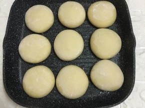 平底锅刷油，放入饼柸，加盖醒发40分钟。