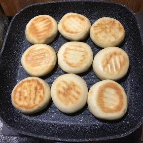 翻面，同样中小火加盖煎至表面呈金黄色即可关火。