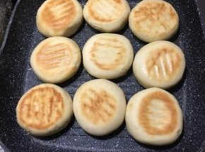 翻面，同样中小火加盖煎至表面呈金黄色即可关火。