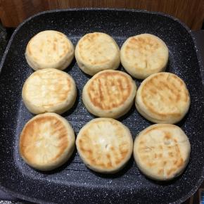 醒发好的饼柸开中小火加盖煎至表面呈金黄色。