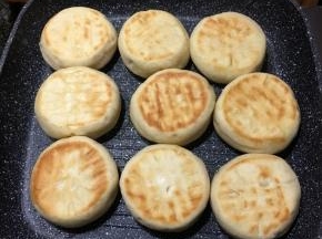 醒发好的饼柸开中小火加盖煎至表面呈金黄色。