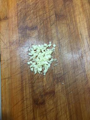 蒜头切碎备用。