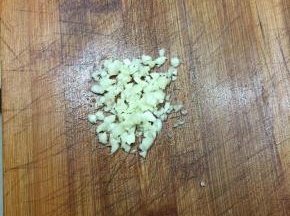 蒜头切碎备用。