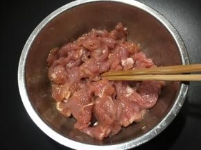 用筷子搅拌均匀备用。