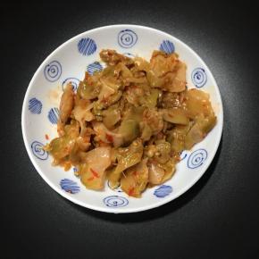 榨菜准备好，我买的是酸辣的乌江榨菜。