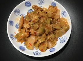 榨菜准备好，我买的是酸辣的乌江榨菜。