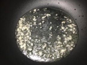 锅里倒入油，大火烧热，下入蒜末煸出香味。