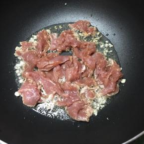 下入肉片翻炒。