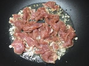 下入肉片翻炒。