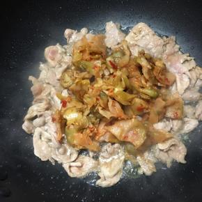 炒至颜色微白，下入榨菜翻炒。