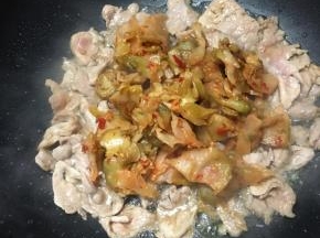 炒至颜色微白，下入榨菜翻炒。