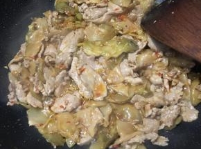 炒至水分收干即可关火。