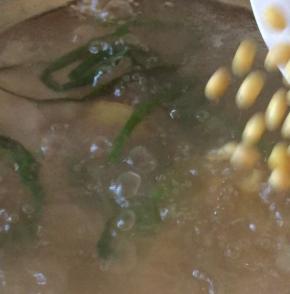 放入泡发的黄豆继续煮15分钟