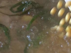 放入泡发的黄豆继续煮15分钟