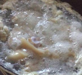 猪蹄切小块，凉水下锅焯烫，捞出洗净沥干水分