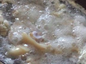 猪蹄切小块，凉水下锅焯烫，捞出洗净沥干水分