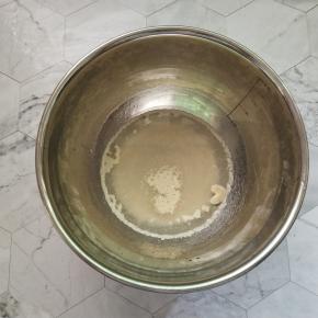 发酵粉温水混合让它自然融化