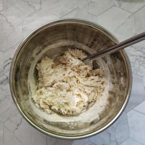 加入面粉用筷子搅拌成絮状