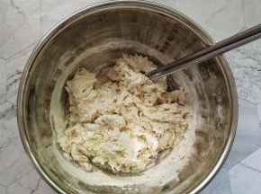 加入面粉用筷子搅拌成絮状