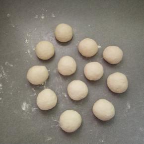 把面团排气分成约40克一份，搓圆