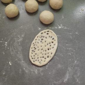 再用擀面杖擀成长舌状