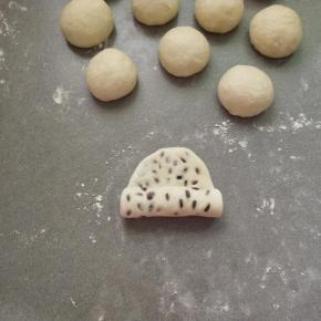 从一头卷起成条