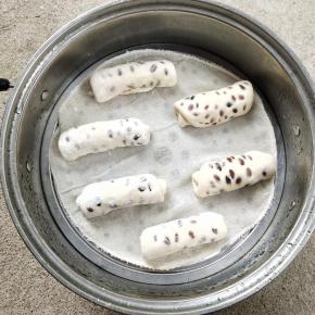 放入蒸笼里，盖上盖子，松弛20到30分钟