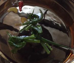 生姜切片，葱叶打结，与干辣椒分别放入汤锅