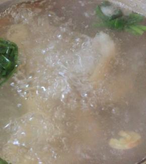 大火烧开转小火煮至猪蹄8分熟