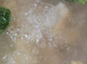 大火烧开转小火煮至猪蹄8分熟