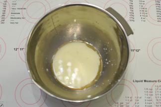 玉米油和牛奶混合乳化。