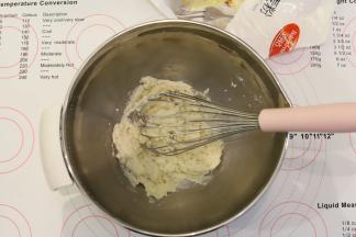 低粉筛入油奶混合物内，拌匀。