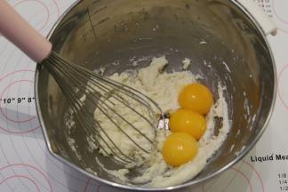 磕入蛋黄。