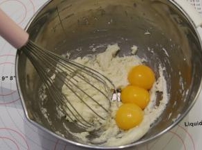 磕入蛋黄。