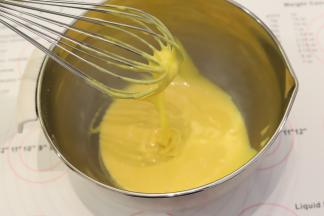 拌至顺滑的蛋黄糊。