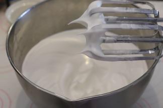 将蛋清磕入无油无水的打蛋盆内，滴入柠檬汁，分三次将细砂糖加入蛋清内，打发至干性发泡。