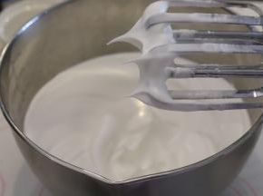 将蛋清磕入无油无水的打蛋盆内，滴入柠檬汁，分三次将细砂糖加入蛋清内，打发至干性发泡。