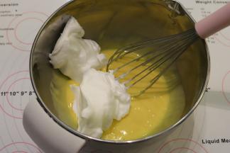 取三分之一的蛋白和蛋黄糊上下翻拌均匀。