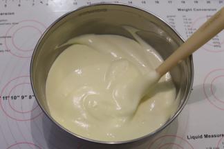 再将拌好的蛋糕糊倒入剩余的蛋白内，同样手法翻拌均匀。