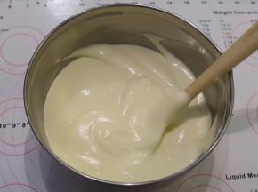 再将拌好的蛋糕糊倒入剩余的蛋白内，同样手法翻拌均匀。