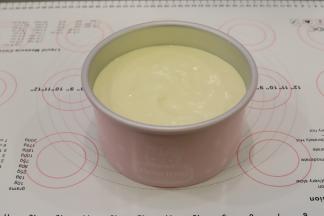 倒入学厨的六寸加高模内，轻震去气泡。