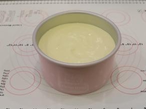 倒入学厨的六寸加高模内，轻震去气泡。