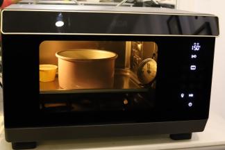 将蛋糕放入预热好的烤箱内，中下层，时间为45分钟。