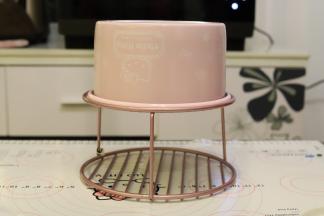 出炉轻震模具后倒扣在晾架上。