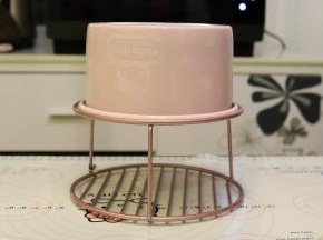 出炉轻震模具后倒扣在晾架上。