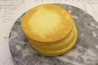 将蛋糕胚平均分成3份。