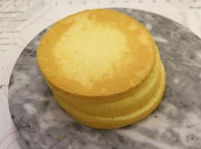 将蛋糕胚平均分成3份。